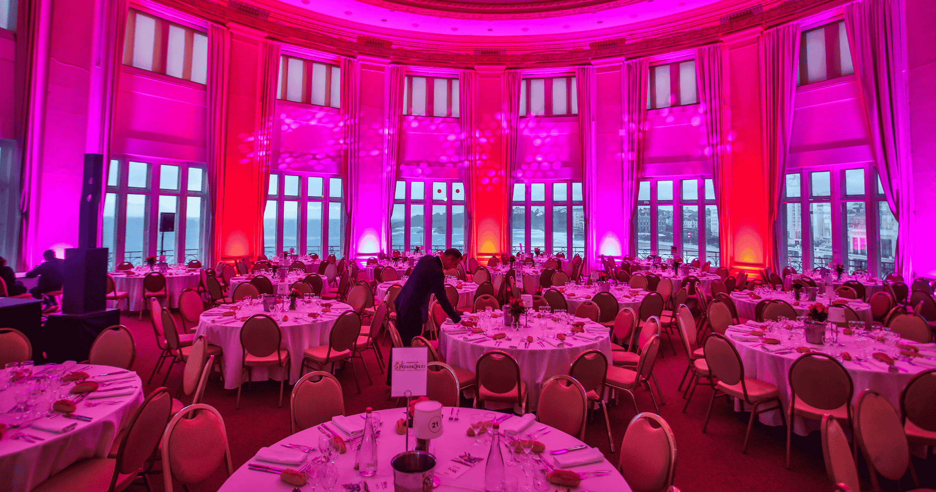 salle de mariage avec lumière rose et repas fais par jardins et saveurs